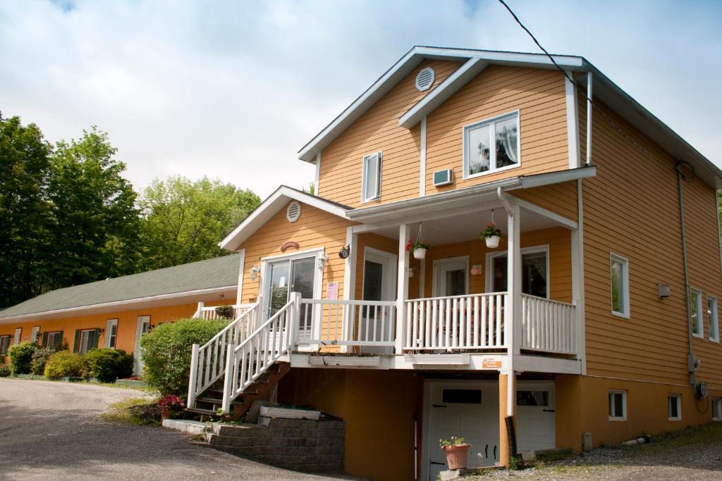 Motel de la montagne Orford Exterior foto